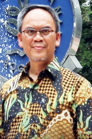 Prof. Dr. Ir. Yusman Syaukat, M.Ec
